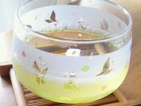 のどごしすっきり！冷たい緑色のお茶